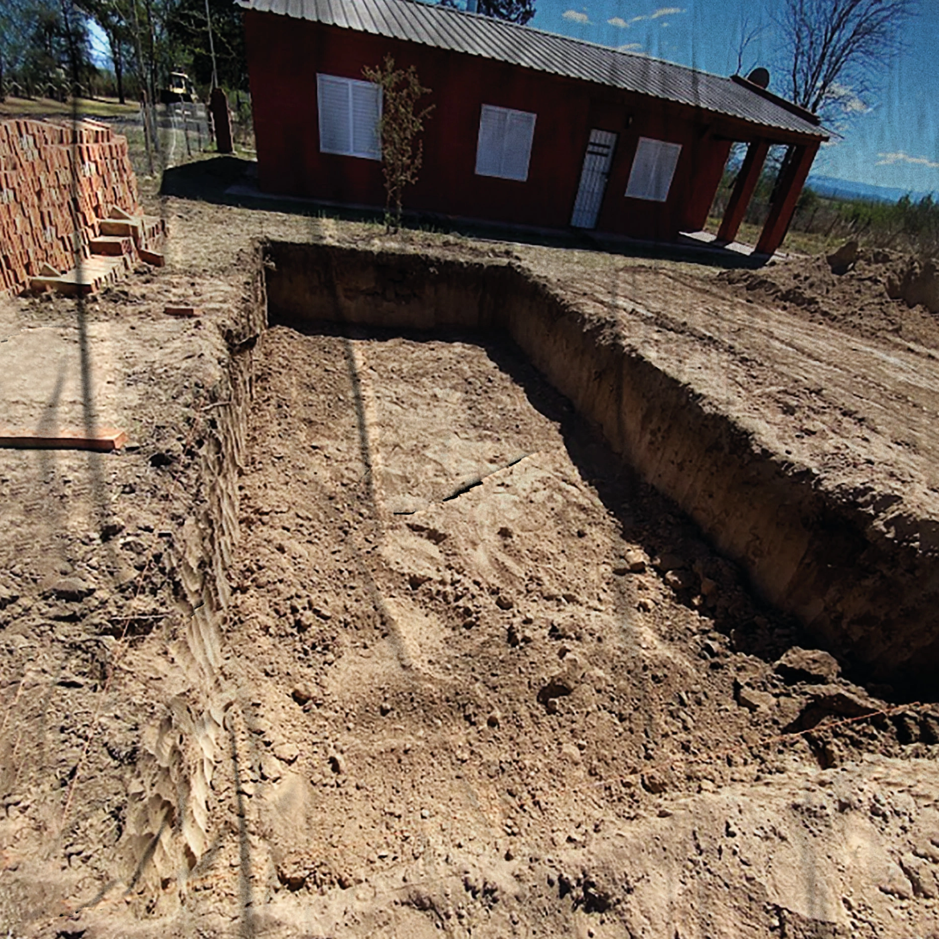 Excavadora trabajando en pileta