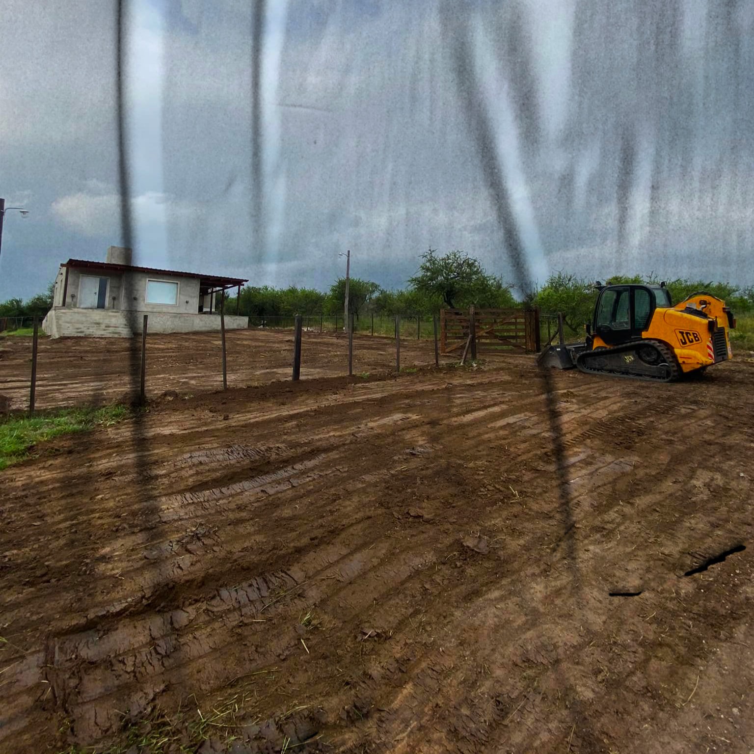 Maquinaria realizando nivelación de terreno